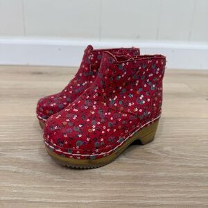Genuine Kids Oshkosh B’Gosh Red Floral Boot Clogs